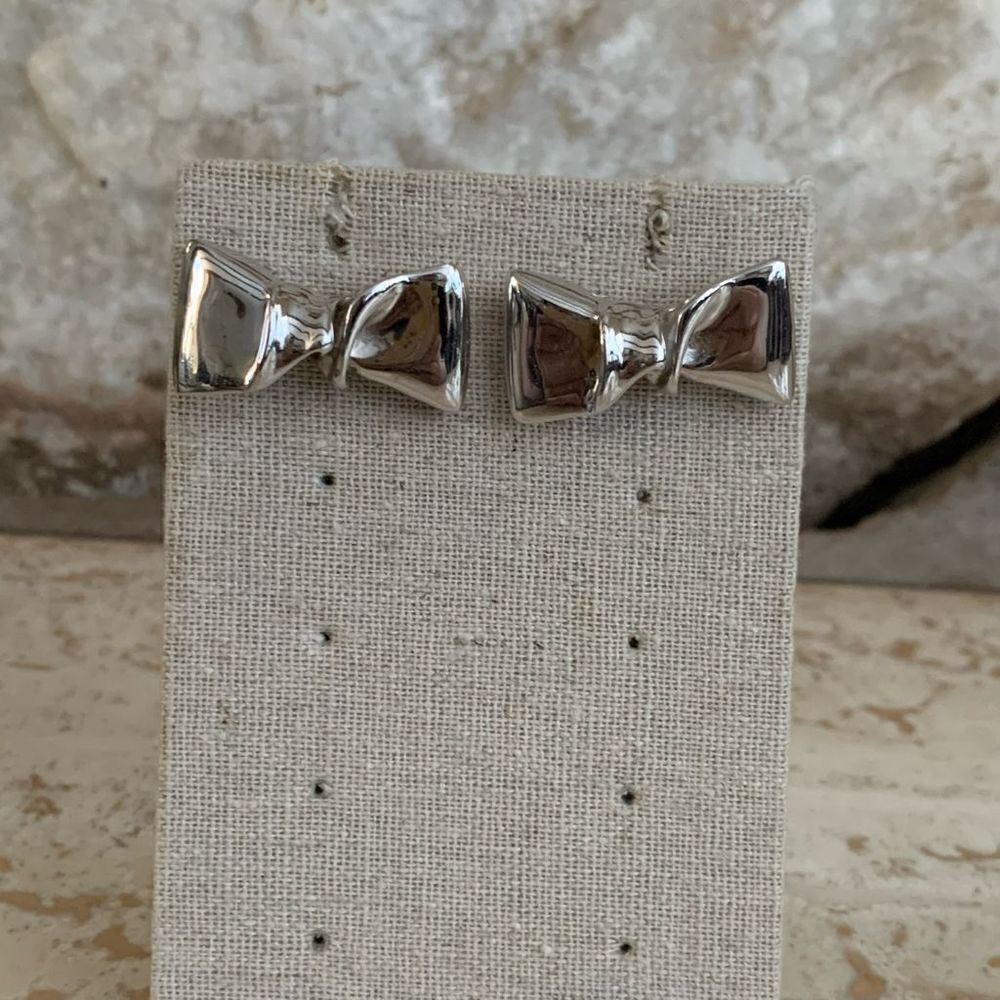 Stella and dot silver bow studs